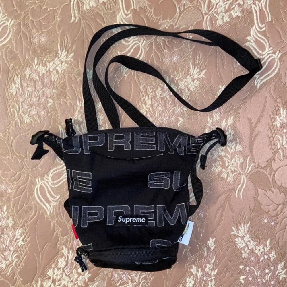 Supreme neck pouch FW21